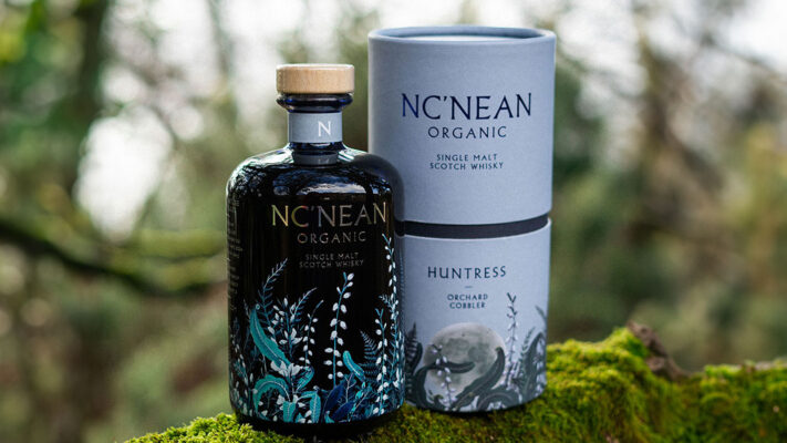 Die Brennerei Nc'Nean hat mit dem Nc'Nean Huntress Orchard Cobbler einen neue Abfüllung angekündigt. Er soll ihr bislang innovativster Whisky sein und ist in Kürze bei uns im Shop erhältlich.