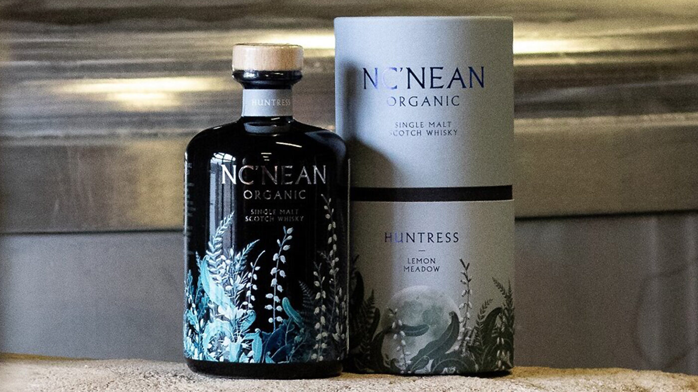 Die schottische Bio-Brennerei hat mit dem Nc’nean Huntress 2025: Lemon Meadow eine neue limitierte Abfüllung auf den Markt gebracht.