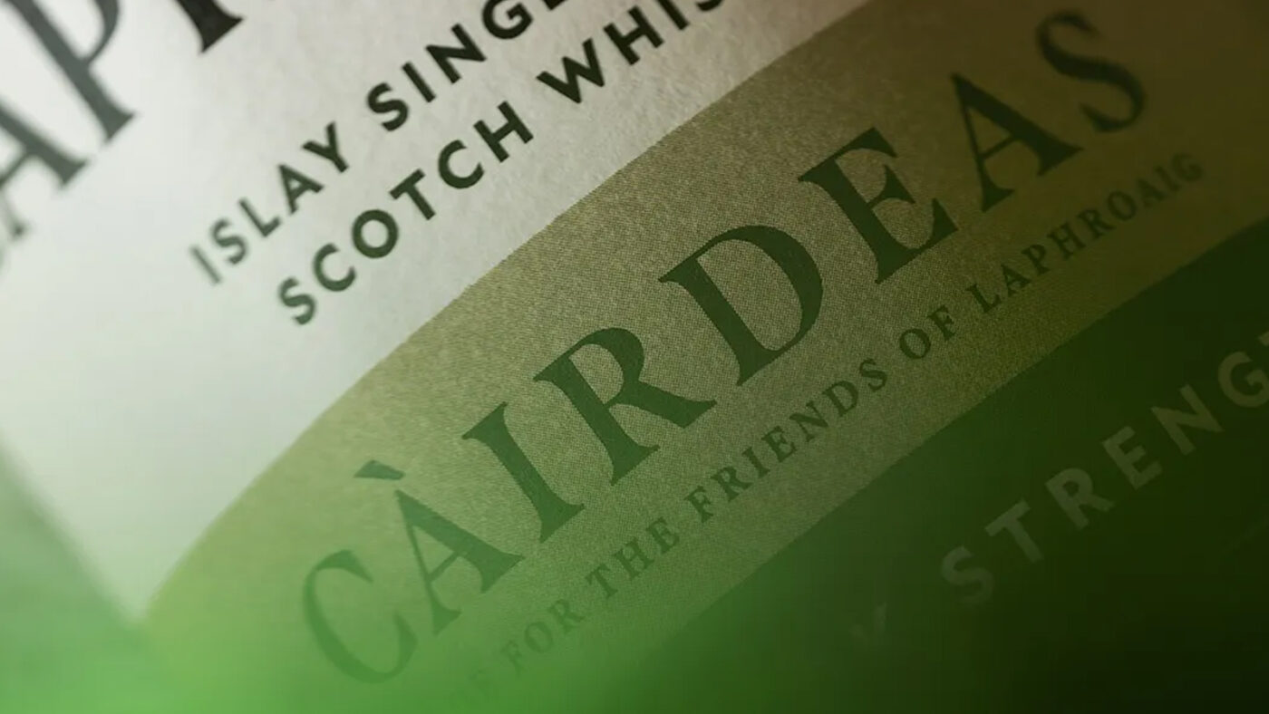 Offiziell gibt es noch keine Angaben zum Laphroaig Cairdeas 2025. Erste Indizien deuten jedoch auf eine fassstarke Variante des Laphroaig Lore hin.